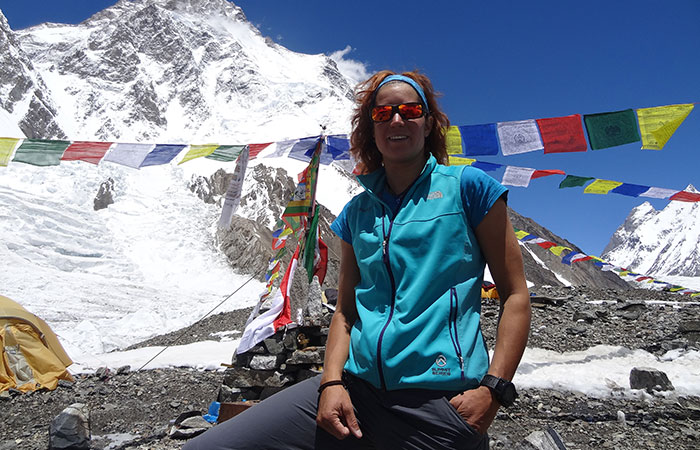 Tamara Lunger con sullo sfondo il K2