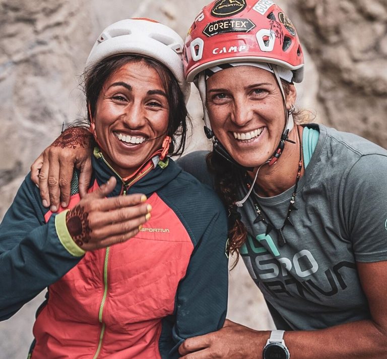 Tamara Lunger con un'allieva della scuola di alpinismo in Pakistan
