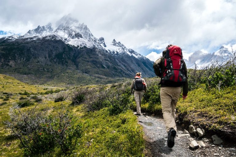 due persone si incamminano verso una montagna per apprenderne le lezioni