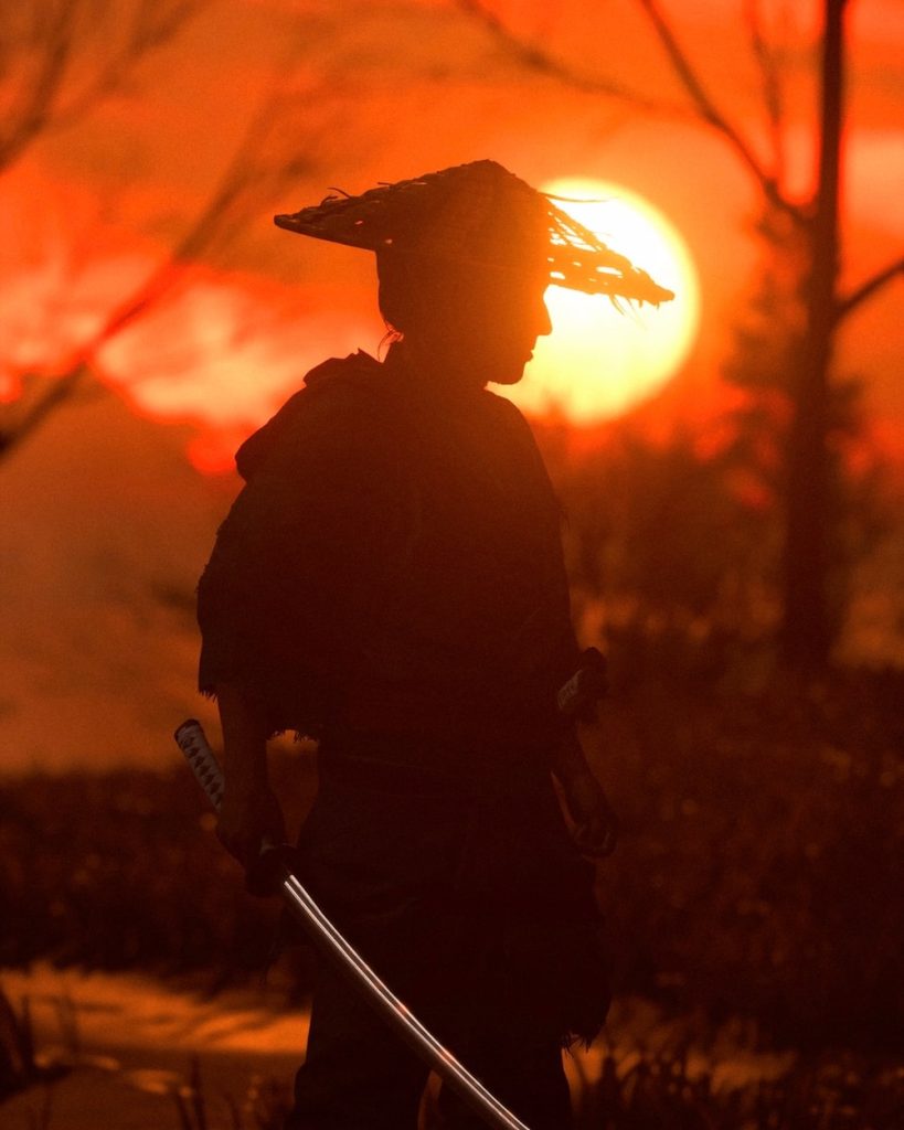 samurai con spada al tramonto