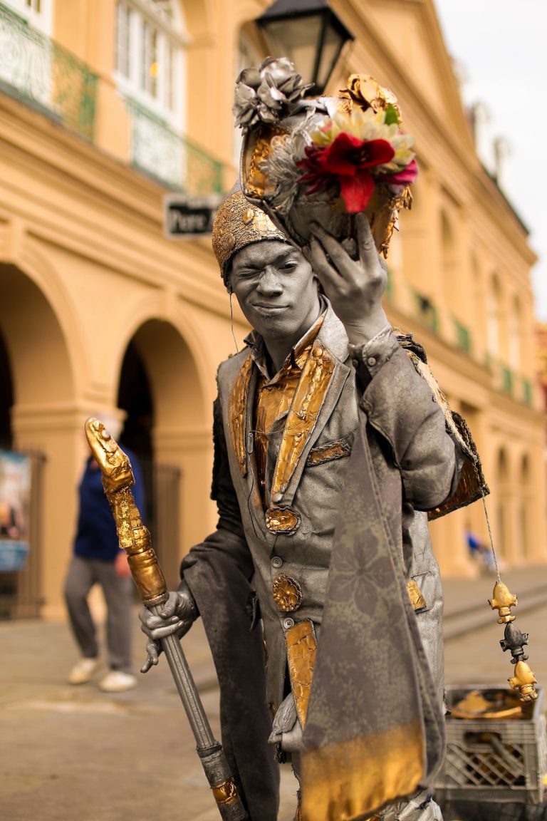 uomo realizza psicomagia con corpo dipinto come una statua fa occhiolino