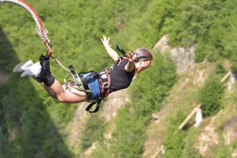 donna si lancia nel bungee jumping come prova richiesta da un atto psicomagico per cambiare lavoro e vita