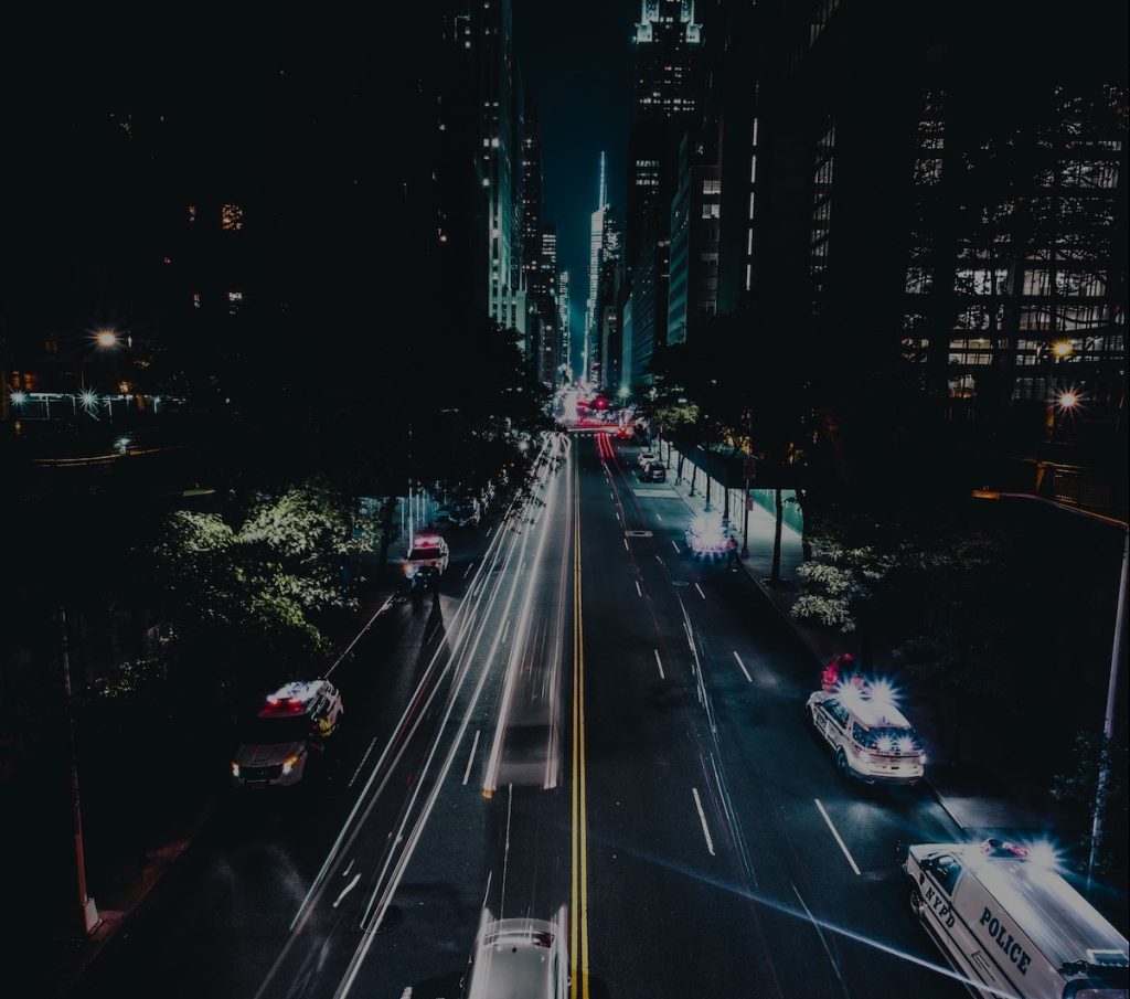 strada con presenza di auto di notte in una città