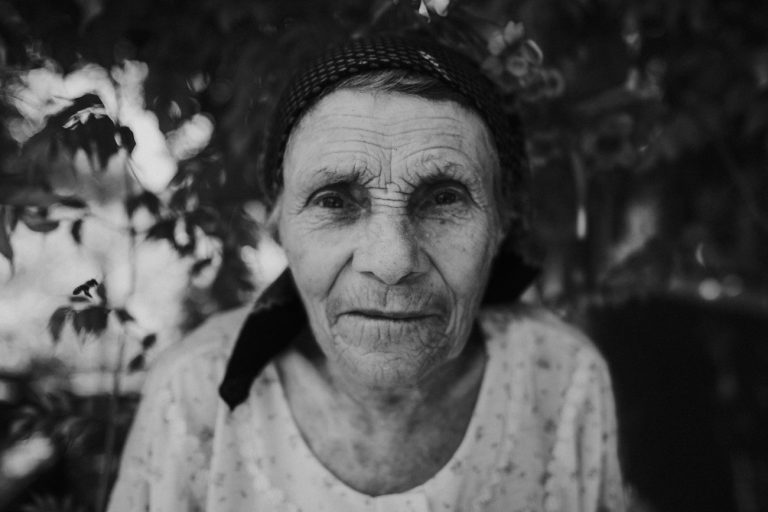 donna anziana e povera