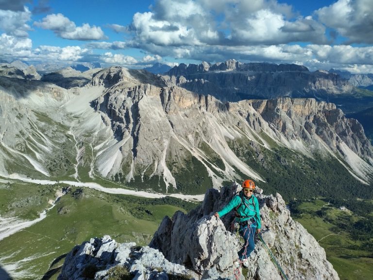 donna alpinista in cresta su Cina delle dolomiti per apprendere lezioni dalla montagna