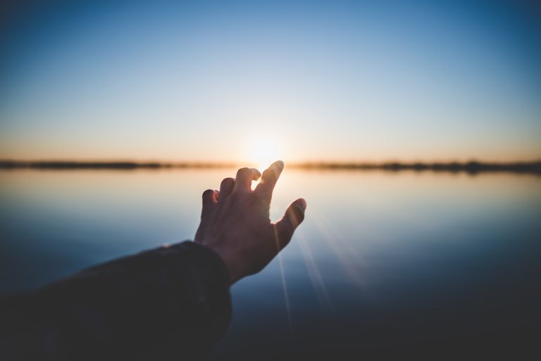 mano di un sufi si allunga verso il sole