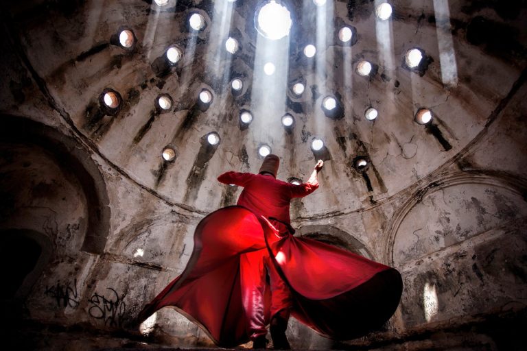 danzatore derwish sufi che danza in una moschea