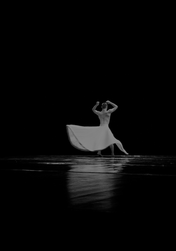 uomo balla danza sufi derwish