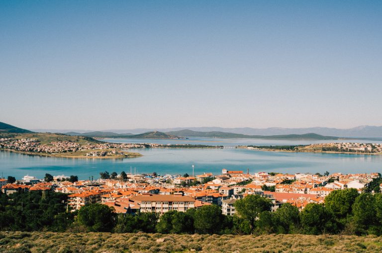 panorama della città di Ayvalık in Turchia. Località in cui è ambientata la serie Another Self che tratta di costellazioni familiari