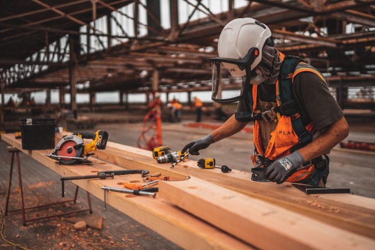 uomo lavora in una fabbrica: anche i lavoratori dipendenti possono rivolgersi alle costellazioni aziendali