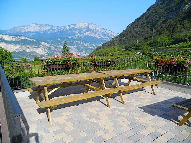 panorama sulle montagne dal terrazzo del b&b che ospiterà le costellazioni familiari a Trento
