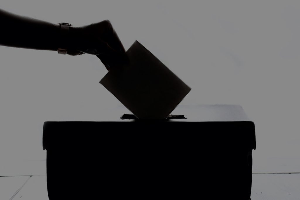 scheda elettorale viene immessa nell'urna. la curiosità di sapere chi vince le elezioni è sempre molto alta in occasione delle elezioni politiche