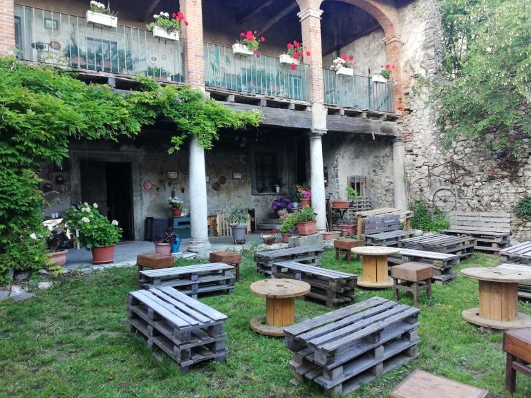 portico della location visidello, sede delle costellazioni familiari a Varese