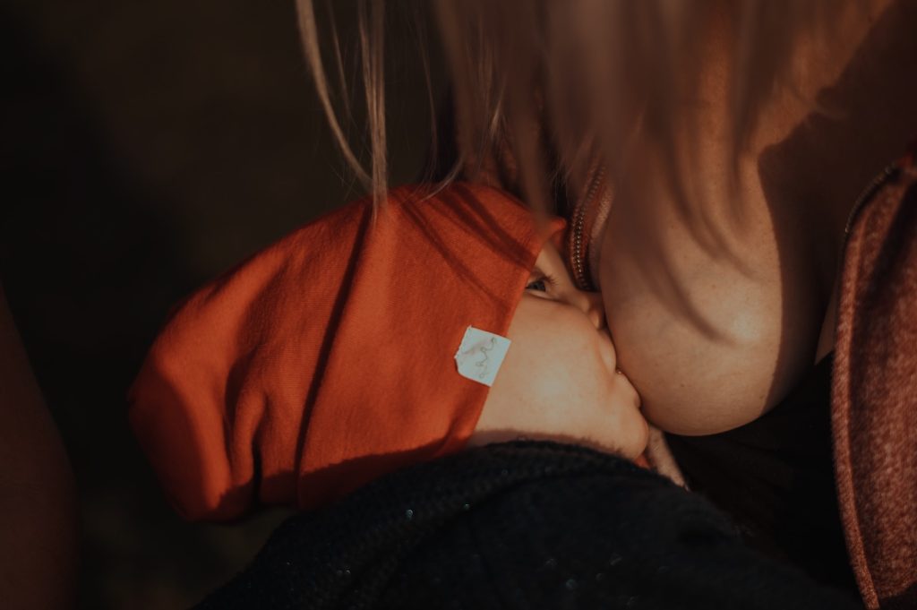bambino in allattamento