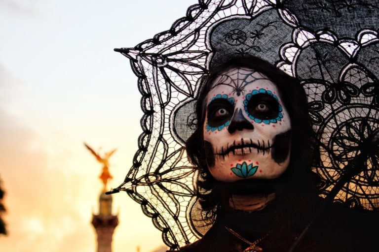 Persona con volto pitturato da teschio in Messico si celebra il dia de Los muertos per ricordare la relazione con i defunti