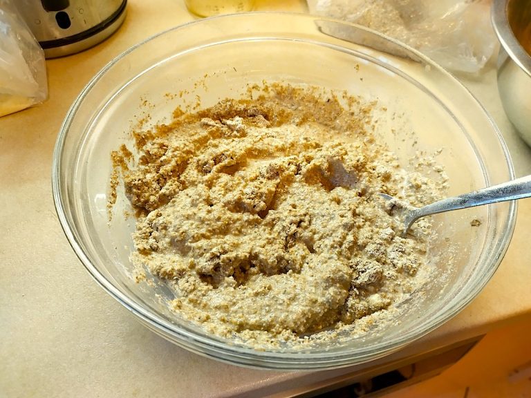 preparazione dello starter: unire farina e fermento in una ciotola per ottenere un pane speciale