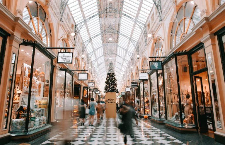 centro commerciale con persone che corrono: il perchè si odia il natale è legato anche al consumismo di questo periodo