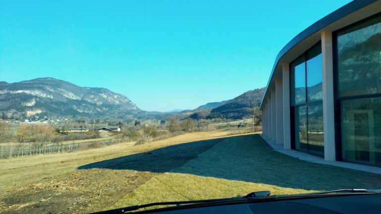 panorama esterno dell'agriturismo "La corte dei ciliegi" dove si terrà la giornata di costellazioni familiari a Trento