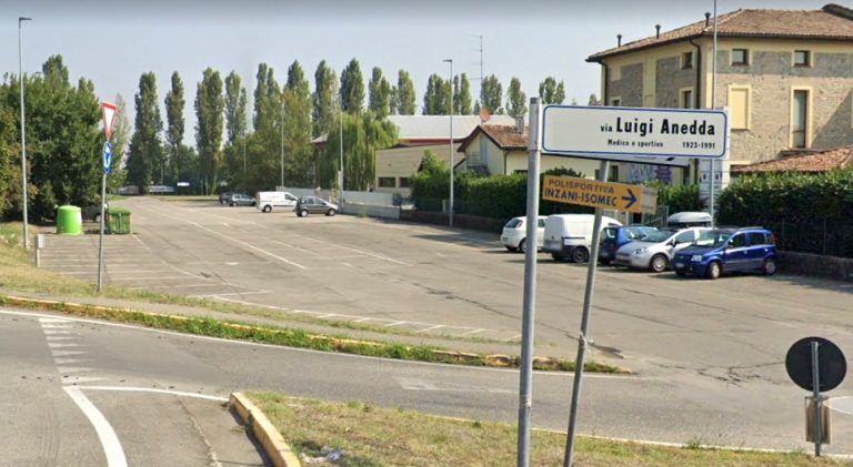 fotografia del parcheggio in via luigi anela a Parma, presso la sala coni sede delle costellazioni familiari a Parma del 19 marzo