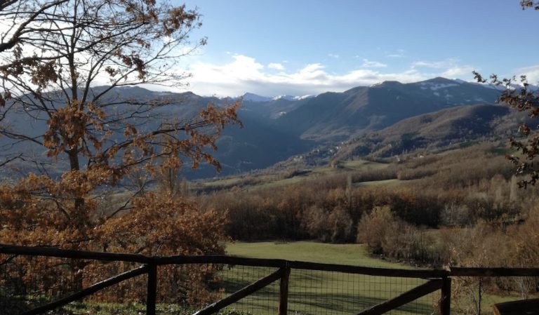 Paesaggio appenninico dalla fattoria in cui si terrà il seminario: la vita il suo confine e l'oltre