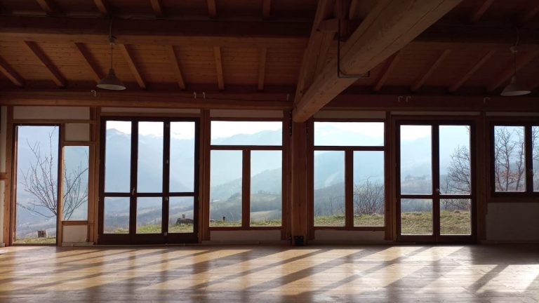 grande stanza in legno con vista sull'appannino: sede del seminario la vita il suo confine e l'oltre