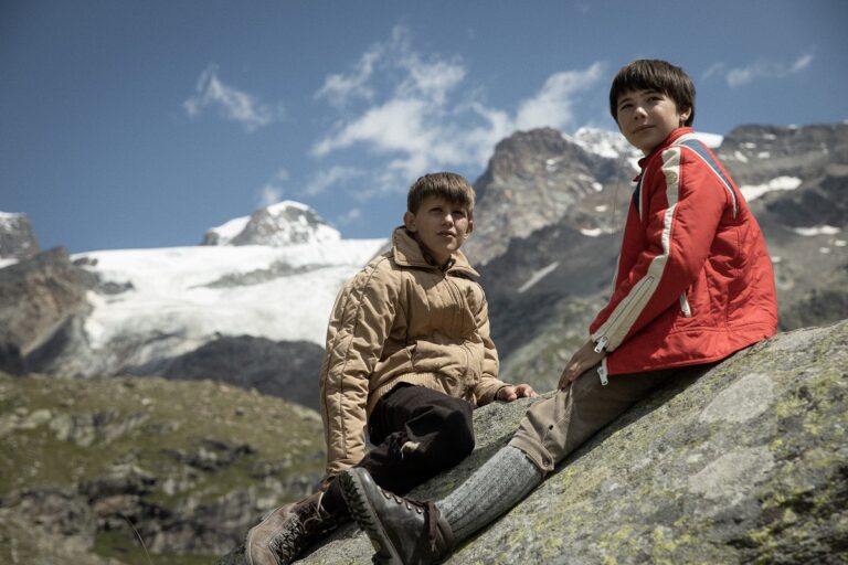 scena dal film le otto montagne: Bruno e Pietro bambini