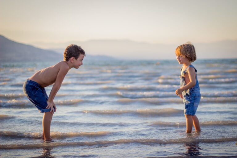 due fratellini in saggia al mare.