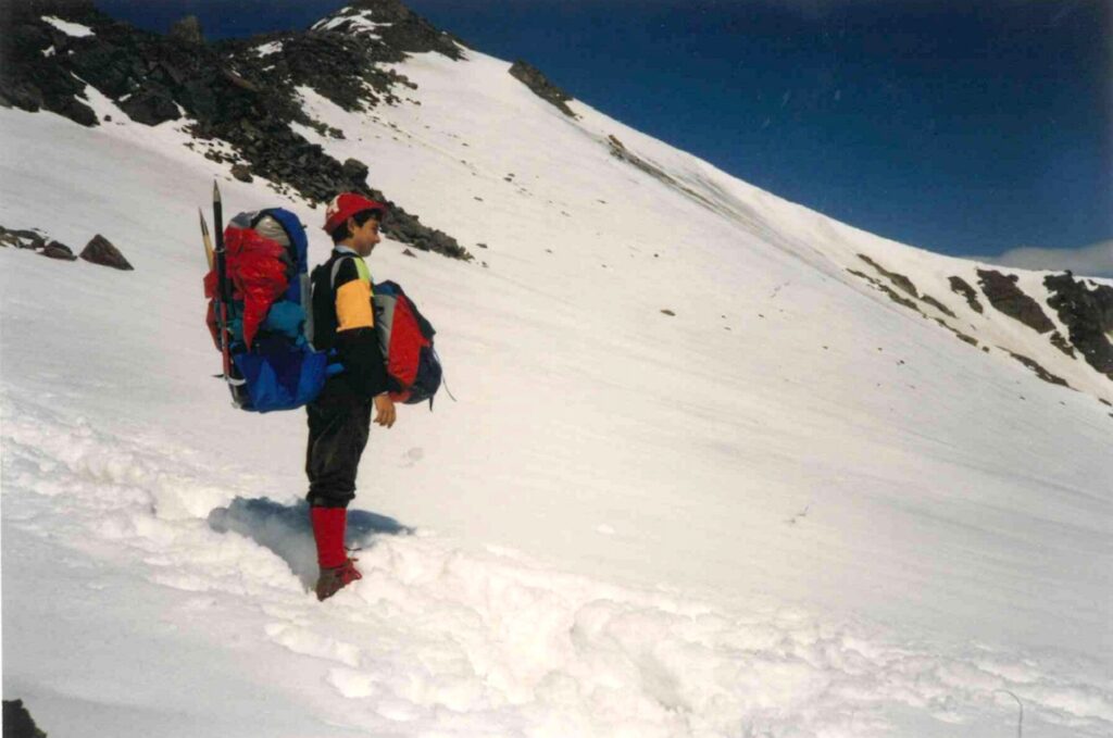 io da bambino con due zaini in montagna: le cause dei miei infortuni alle ginocchia derivano dal mio non sentirmi al passo con mio padre