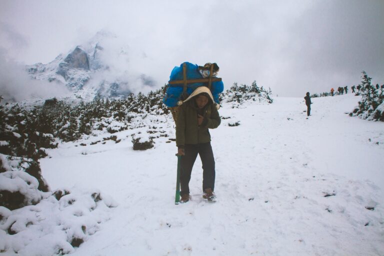 uno sherpa con il suo carico sull'Himalaya: Mohammad Hassan, lo sherpa lasciato morire sul k2 era addetto alla parte alta della via