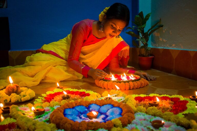 Una donna indiana accende candele per la festa del Diwali. Ecco cosa succede la notte del 31 ottobre in india