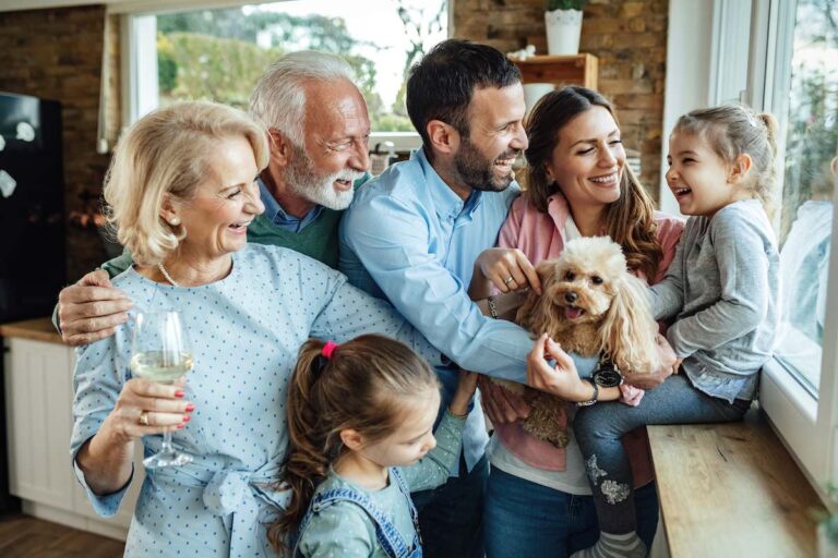 una famiglia numerosa che scherza insieme: conoscere gli ordini dell'amore aiuta nelle relazioni familiari