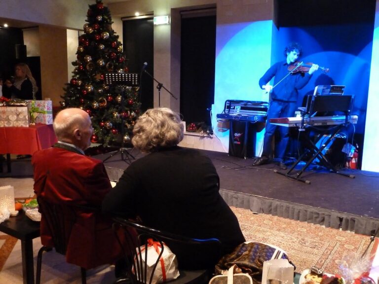 Christina Niederkofler insieme a Bert Hellinger assiste a un'esibizione di Daniele Masserdotti al violino