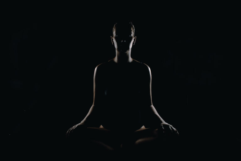 una donna medita nella posizione del loto: le costellazioni spirituali sono una forma di meditazione