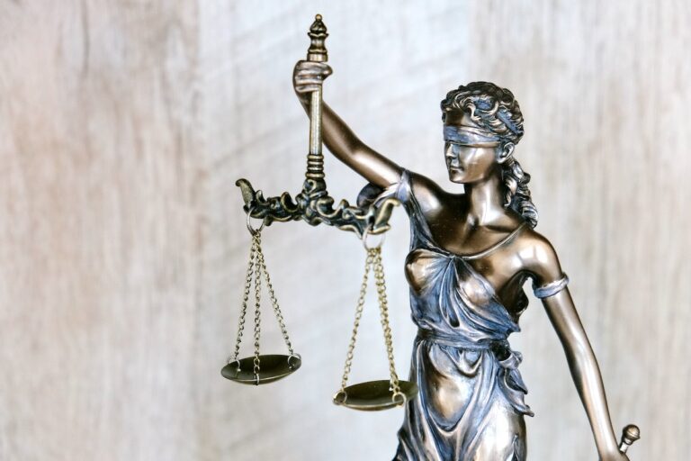 statua della giustizia: il terzo ordine dell'amore è l'equilibrio fra il dare e il prendere