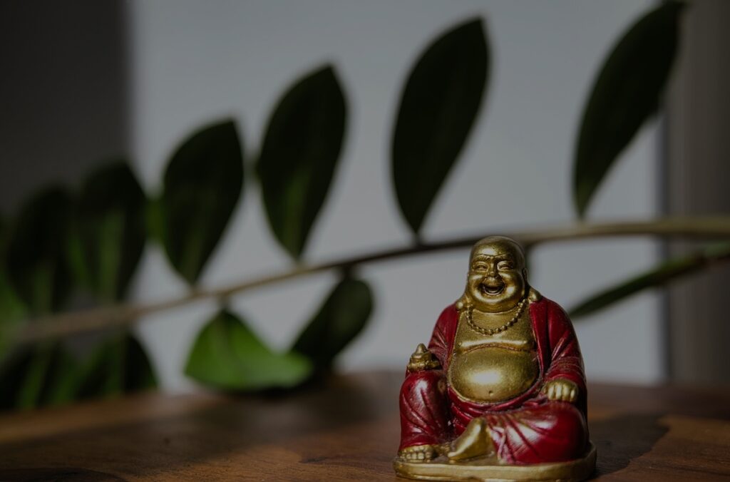 statuetta del Buddha che ride. L'autoironia è uno strumento di crescita spirituale