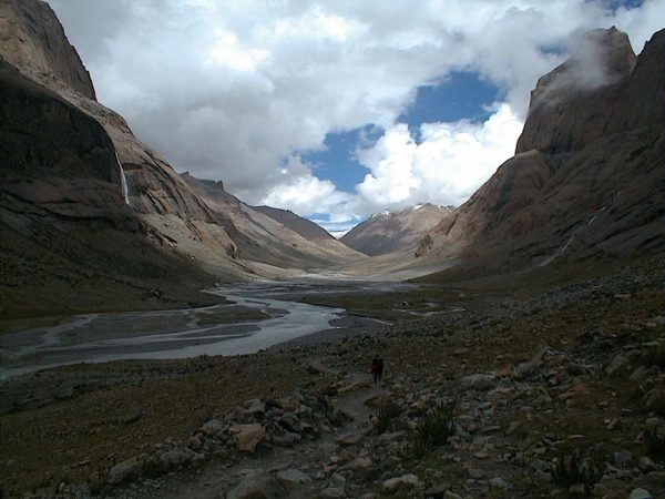 La grande valle alle pendici del monte Kailash in Himalaya