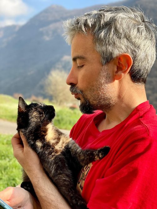 DAVIDE TONNA insieme a una gatta. Le costellazioni per gli animali possono sciogliere problemi relativi al rapporto animale umano