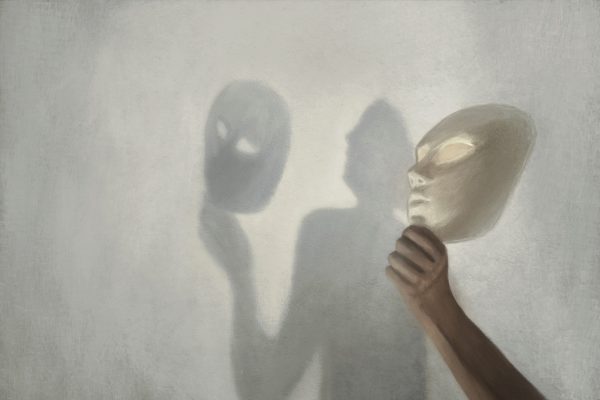 una maschera tenuta in mano da un'ombra: cosa è successo nel 2020 ha tolto a tante persone le maschere
