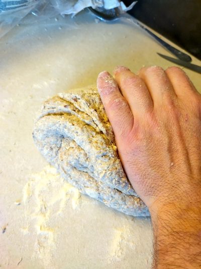lavorazione manuale dell'impasto del pane speciale