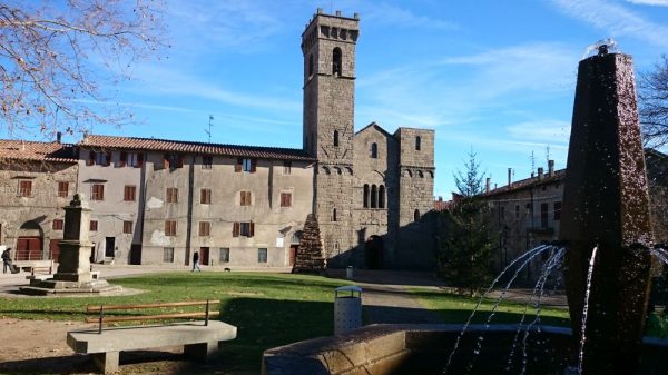 il centro storico di Ab badia San Salvatore, sede delle costellazioni familiari il 23 ottobre