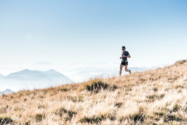 runner corre in montagna: i buoni propositi per l'anno nuovo sono spesso legati allo sport