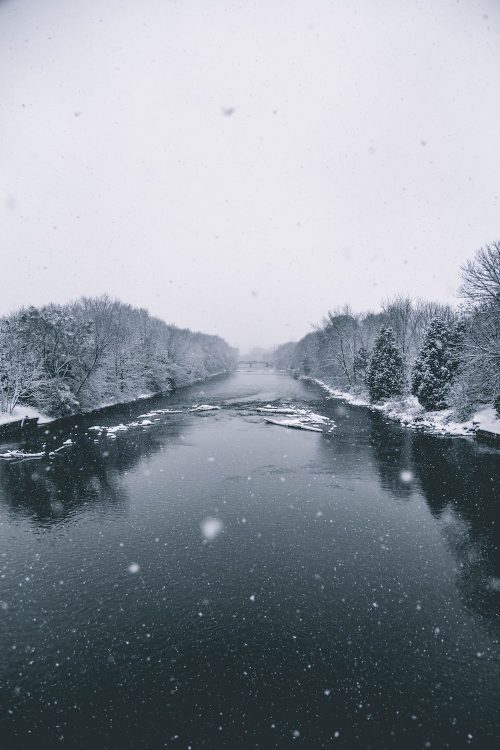 un fiume in inverno con la neve
