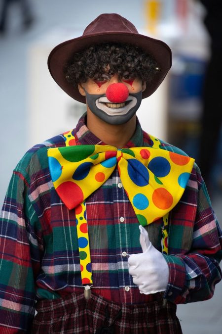 un clown col pollice alzato: l'autoironia è l'arma più potente contro l'ego