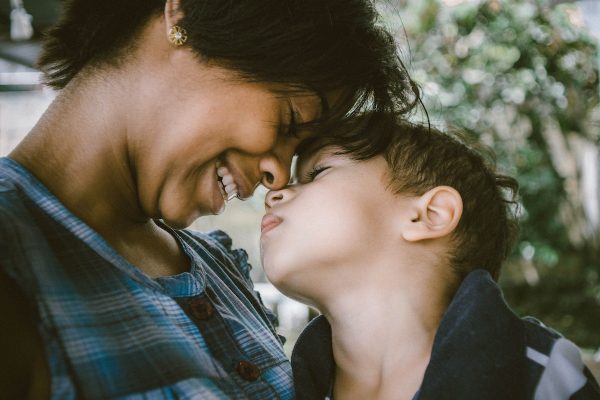 MAMMA E BAMBINO TENERAMENTE VICINI. IL COMPLESSO DI EDIPO PUO' ESSERE MESSO IN LUCE NELLE COSTELLAZIONI FAMILIARI