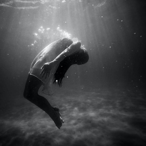 una donna si lascia annegare sott'acqua. la fragilità ci toglie potere personale