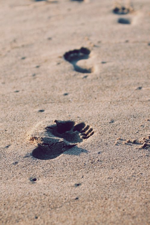 christopher-sardegna-iRyGmA_no2Q-unsplash tre impronte sulla sabbia: corrispondono alle tre fasi di preparazione dello psicomago