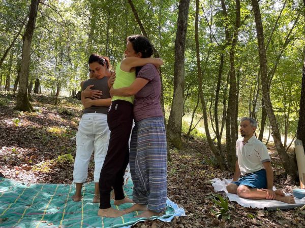 donne si abbracciano in una giornata di costellazioni familiari femminili