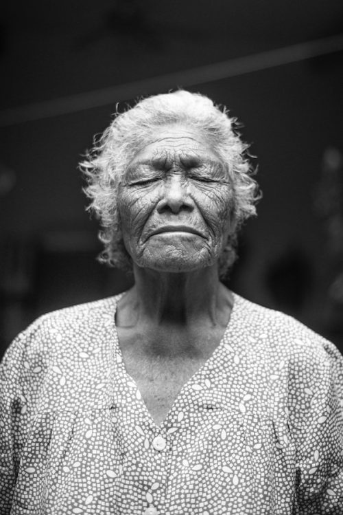donna anziana con gli occhi chiusi: l'Alzheimer corrisponde alla cancellazione dei ricordi