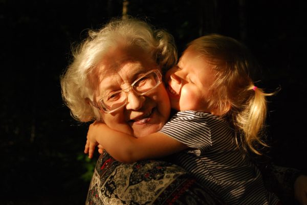 una bambina abbraccia la nonna: cosa è accaduto nel 2020 ha allontanato i bambini dai nonni