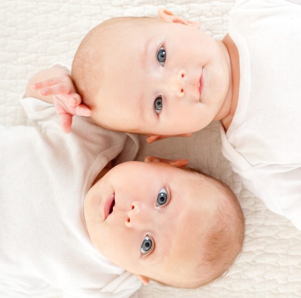 due bambini piccoli gemelli sdraiati con i corpi in direzioni opposte. Le costellazioni con cavalli e asini possono portare alla luce eventuali gemelli scomparsi